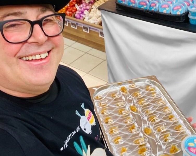 Daniel Molina sonriendo en un supermercado con una bandeja de degustación de cebolla caramelizada Jumosol en cucharadas individuales