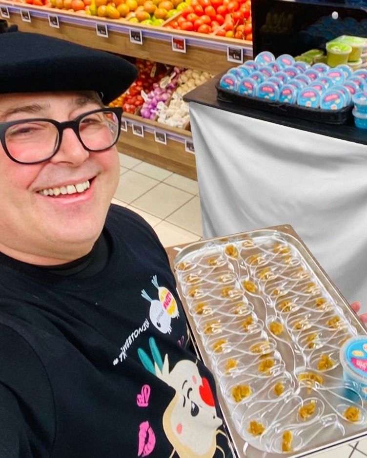 “Nadie busca lo que no sabe que existe”: el problema de manual de marketing que Daniel Molina cuenta en público 1 Daniel Molina sonriendo en un supermercado con una bandeja de degustación de cebolla caramelizada Jumosol en cucharadas individuales