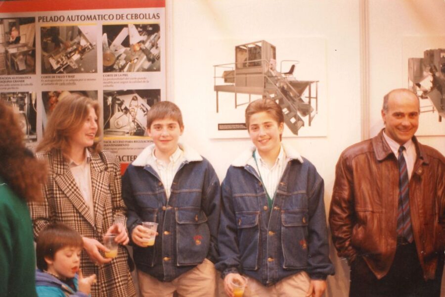 Foto de 1989 de la familia Molina de Jumosol junto a la primera máquina automática de pelado de cebollas, en una feria del sector
