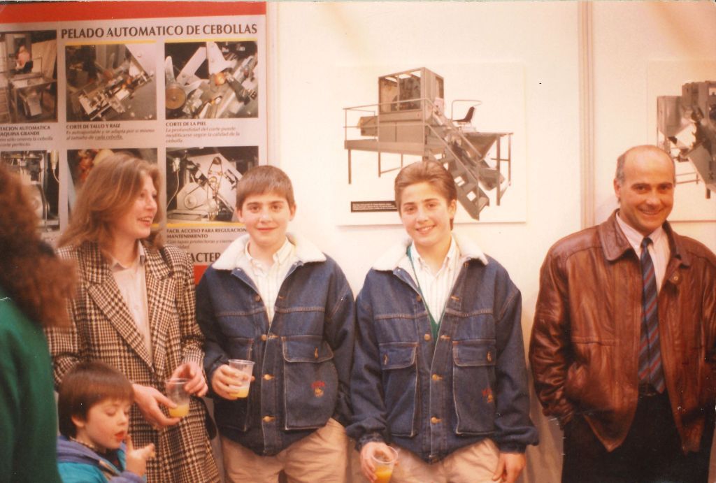Foto de 1989 de la familia Molina de Jumosol junto a la primera máquina automática de pelado de cebollas, en una feria del sector