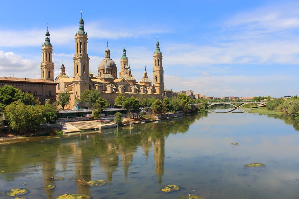 Zaragoza y la Expo 2008, vistas desde fuera: cuando The Independent nos descubrió al mundo 1 La Basílica del Pilar de Zaragoza reflejada en el río Ebro