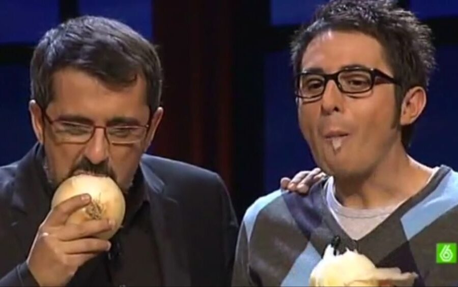 Andreu Buenafuente y Berto Romero comiendo cebolla dulce de Fuentes de Ebro a bocados en el plató de La Sexta