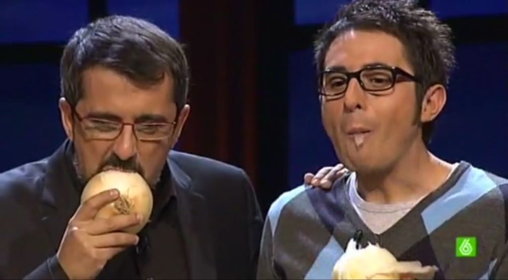 Cuando Buenafuente y Berto se quedaron con las ganas de nuestra cebolla dulce 1 Andreu Buenafuente y Berto Romero comiendo cebolla dulce de Fuentes de Ebro a bocados en el plató de La Sexta