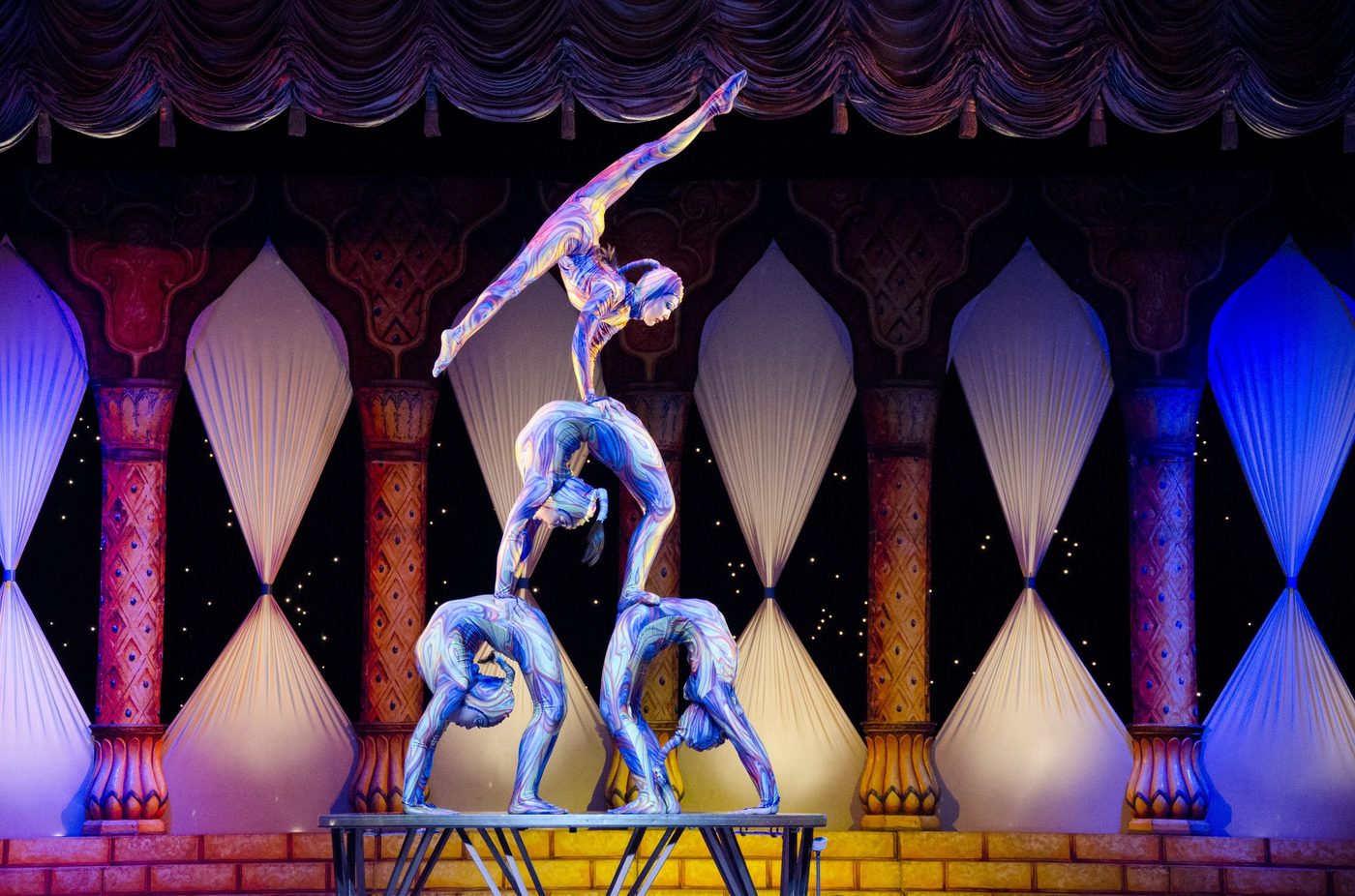 Zaragoza y la Expo 2008, vistas desde fuera: cuando The Independent nos descubrió al mundo 7 Artistas de circo formando una pirámide de contorsionismo en un espectáculo del estilo del Cirque du Soleil