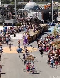 Zaragoza y la Expo 2008, vistas desde fuera: cuando The Independent nos descubrió al mundo 6 El desfile El Despertar de la Serpiente del Circo del Sol recorriendo el recinto de la Expo Zaragoza 2008