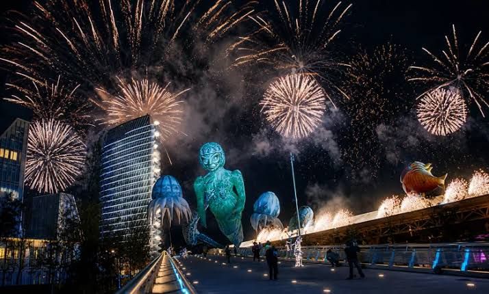 Zaragoza y la Expo 2008, vistas desde fuera: cuando The Independent nos descubrió al mundo 2 Espectáculo nocturno de la Expo Zaragoza 2008 con fuegos artificiales, figuras hinchables y la Torre del Agua iluminada