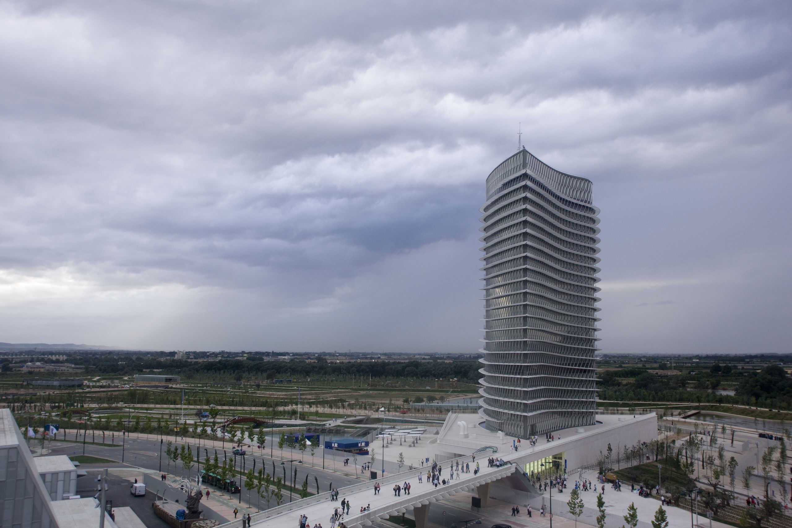 Zaragoza y la Expo 2008, vistas desde fuera: cuando The Independent nos descubrió al mundo 3 La Torre del Agua, edificio emblemático de la Expo Zaragoza 2008, con la pasarela de acceso