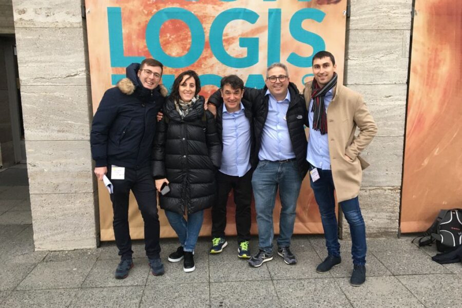 El equipo de Jumosol posando ante el cartel gigante de Fruit Logística en la entrada del recinto de Berlín