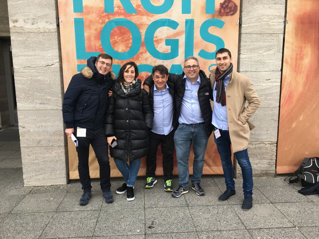 Jumosol en Fruit Logística Berlín: una cita anual desde 2003 1 El equipo de Jumosol posando ante el cartel gigante de Fruit Logística en la entrada del recinto de Berlín