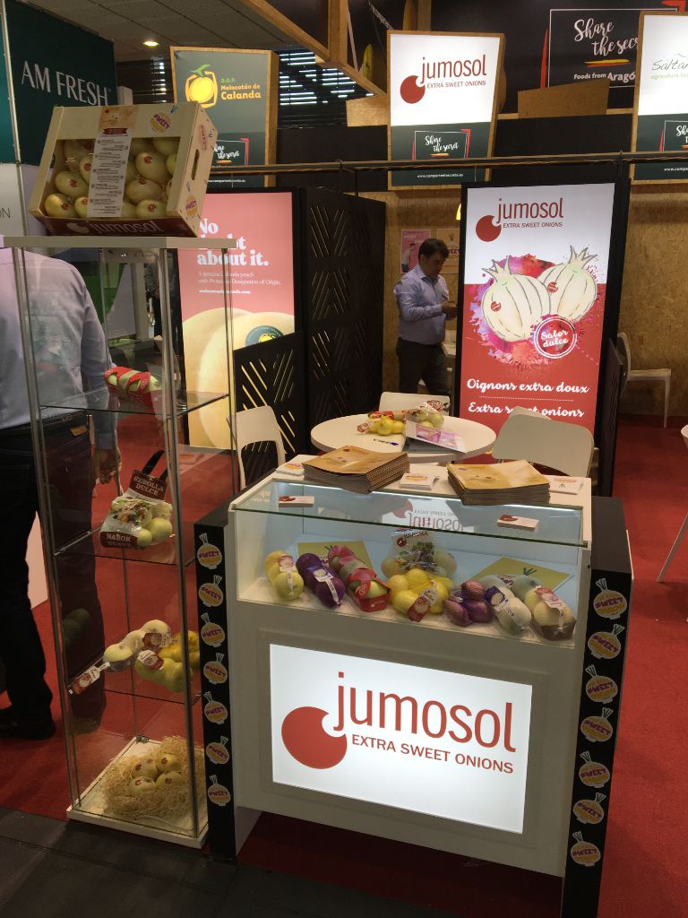 Jumosol en Fruit Logística Berlín: una cita anual desde 2003 3 Stand de Jumosol Extra Sweet Onions en Fruit Logística, con mallas de cebolla dulce y material corporativo
