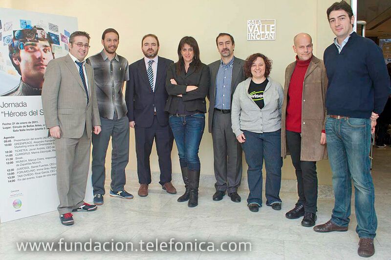 Héroes (currantes) del Social Media: nuestra experiencia en Fundación Telefónica 2 Los ponentes de la jornada Héroes del Social Media posando en la Sala Valle-Inclán del Círculo de Bellas Artes, con el cartel del evento